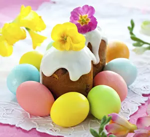 Traditional Easter Food Drucke: Food, Easter cake with glace icing and coloured easter eggs