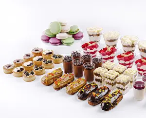 Bilder Datiert 19. September 2024: Lebensmittel, Ein lebhafter Auftritt von Desserts zeigt Macarons.