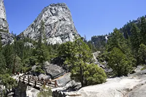 Yosemite Falls Landscape Drucke: Footpath at Emerald Pool, bridge over the Merced River in front