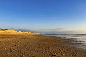 Empty Atlantic Coastline Drucke: Many footprints on empty beach