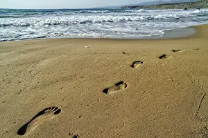 Deserted Coast Drucke: Footsteps on the sand beach
