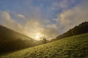 Cloudy Mountain Scenery Drucke: Forest, valley, meadow, clouds