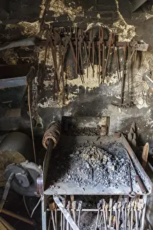 Traditional Craftsman Drucke: Forging Hardening in a workshop