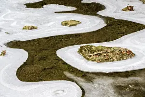 Uninhabited Canyon Landscape Drucke: Forms and structures of ice on water