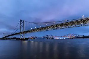 Drucke von Die Forth Road Bridge mit der Forth Bridge im Hintergrund Alte Und Neue Städte In Edinburgh Drucke: Der Forth Road Bridge mit dem Forth Bridge im Hintergrund.