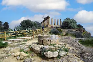 Mediterranean Ruins Complex Drucke: In front fountain, left staircase