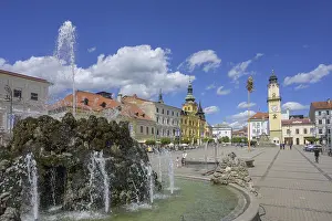 Drucke von Brunnen auf dem Hauptplatz hinter dem Uhrturm, Banská Bystrica, Banskobystrický kraj, Slowakei Brunnen auf dem Hauptplatz hinter dem Uhrturm, Banská Bystrica, Banskobystrický kraj, Slowakei Banska Bystrica Drucke: Brunnen auf dem Hauptplatz hinter der Uhrenturm.