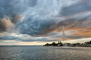 Lake Constance Sunset Drucke: Fountain and thunderclouds at sunset