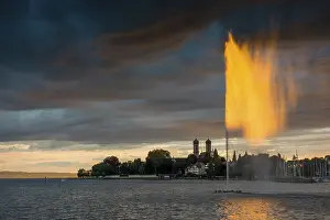 Lake Constance Sunset Drucke: Fountain and thunderclouds at sunset