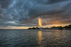 Lake Constance Sunset Drucke: Fountain and thunderclouds at sunset
