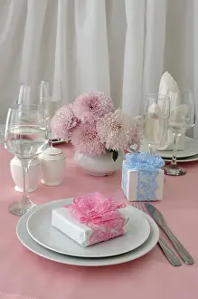 Gift Packaging Ideas Drucke: Fragment table setting in pink with gift