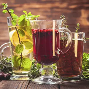 Fragrant Herbal Tea Drucke: Fragrant herbal tea with thyme
