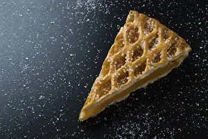 Black Table Setup Drucke: Fresh apple pie slice on black table with sugar