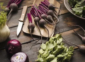 Colorful Garden Vegetables Drucke: Fresh beet cutting board flat lay