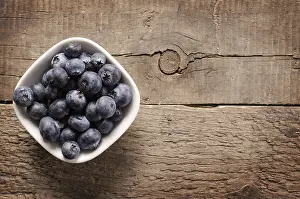 Healthy Eating Habits Drucke: Fresh blueberries on an old rustic table, top view