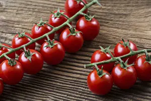 Fresh Produce Drucke: Fresh cherry tomatoes on a brown background