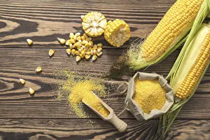 Organic Corn Drucke: Fresh corn on cobs on rustic wooden table