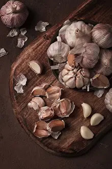 Close Up Garlic View Drucke: Fresh garlic, on a dark background