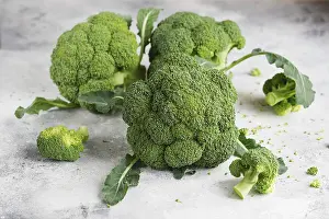 Close Up Macro Shot Drucke: Fresh green broccoli on a light grey background