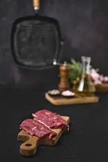 Raw Lamb Drucke: Fresh lamb steak on kitchen table
