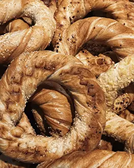 Country Style Pastry Drucke: Fresh loaves of bread and buns in rustic bakery