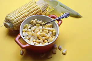 Sweet Corn Nutrition Drucke: Fresh maize kernels in pots and cobs