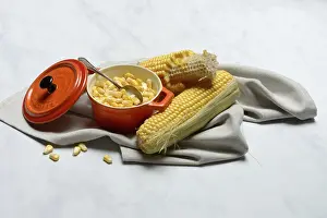 Fresh Corn Drucke: Fresh maize kernels in pots and cobs
