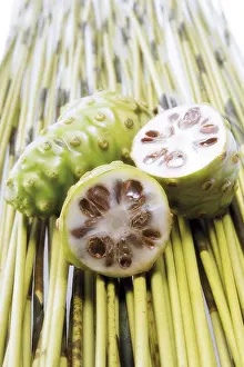 Natural Food Products Drucke: Fresh noni fruit