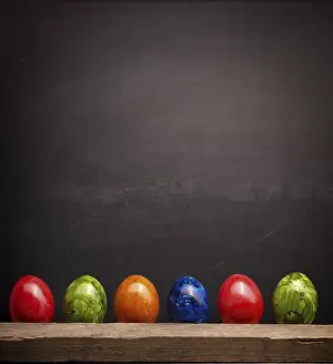 Colourful Easter Egg Display Drucke: Fresh organic Easter eggs in a row on a chalkboard with space for text