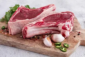 Meat Dish Preparation Drucke: Fresh pieces of beef on the bone