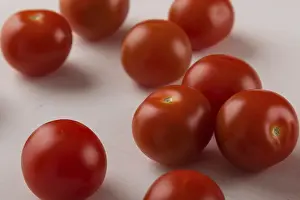 Agricultural Produce Drucke: Fresh raw red cherry tomatoes on white table