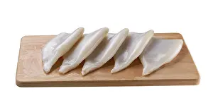 Tintenfisch Drucke: Frischer Rohes Kalmar oder Tintenfischfilet auf Schneidebrett isoliert auf weißem Hintergrund