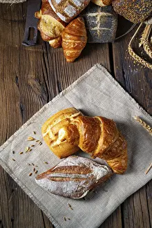 Baked Goods Drucke: Fresh rolls in a cornea