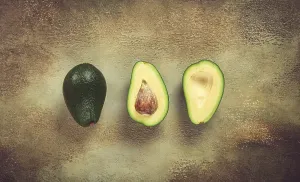 Avocado Fruit Drucke: Fresh sliced avocado on the table