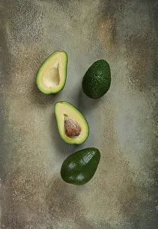 Avocado Fruit Drucke: Fresh sliced avocado on the table