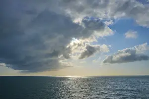 Uninhabited Coastal View Drucke: Fresh view of clouds and light above sea surface