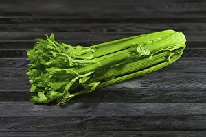 Fresh Celery Drucke: Fresh wet celery on an old kitchen table