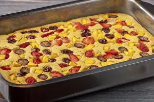 Empty Bakery Products Display Drucke: Freshly baked fruit cake in the shape of mango