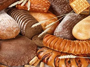 Freshly Baked Bread Drucke: Freshly baked rye and wheat bread on the table