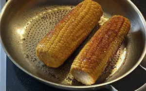 Central Europe Food Image Drucke: Freshly roasted corn on the corn cob in a pan