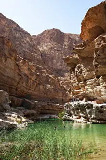 Arabian Peninsula Nature Drucke: Freshwater pool between rugged cliffs