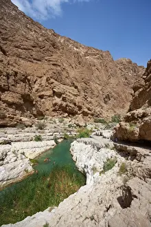 Blue Sky Water Scene Drucke: Freshwater pool between rugged cliffs