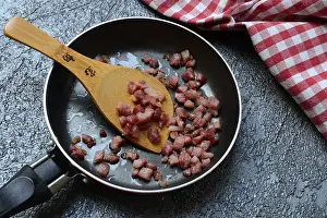 Empty Kitchen Still Life Drucke: Fried bacon cubes in pan, bacon
