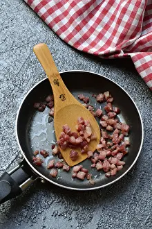 Empty Kitchen Still Life Drucke: Fried bacon cubes in pan, bacon