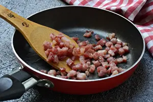 Empty Kitchen Still Life Drucke: Fried bacon cubes in pan, bacon