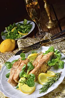 Drucke von Karpfenfilet auf winterlicher Salat Karpfen Drucke: Karpfenfilet auf schneeweisem Salat.
