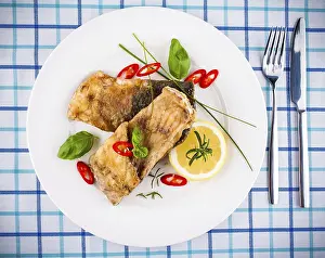 Empty Plate With Fork Drucke: Fried carp fish pieces, close up
