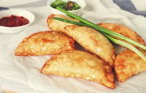 Fried Chebureks Drucke: Fried chebureks, close-up, on a light background