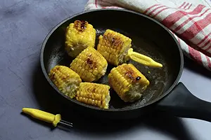 Sweet Corn Nutrition Drucke: Fried corn on the corn cob in pan