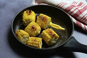 Sweet Corn Nutrition Facts Drucke: Fried corn on the corn cob in pan